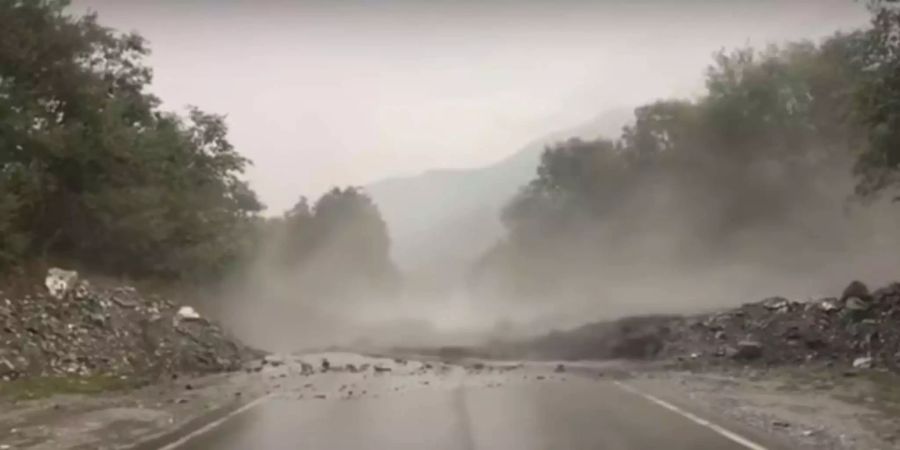 Der Erdrutsch im Val Ferret fordert mindestens einen Toten.