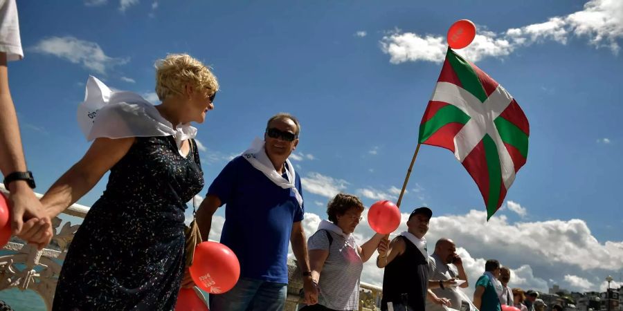 Im Baskenland versammelten sich heute Sonntag zehntausende Menschen und bildeten eine 202 Kilometer lange Menschenkette.