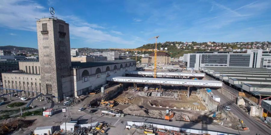 An dem Stuttgarter Bahnhof wird seit Februar 2010 gebaut, der Grundstein für den Neubau wurde im September 2016 gelegt.