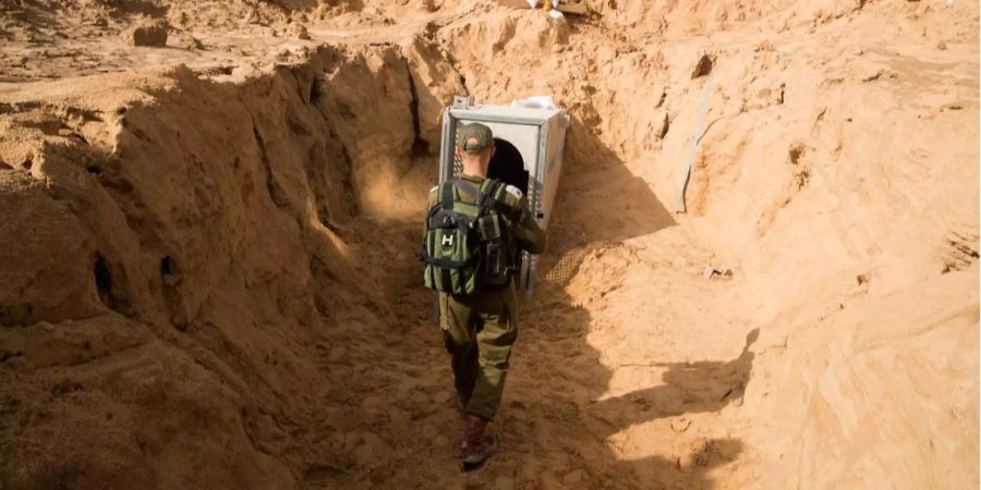 Ein israelischer Soldat beim Eingang eines freigelegten «Terrortunnels».