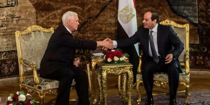 US-Vizepräsident Mike Pence hat Ägypten im Kampf gegen Terrorismus weitere Unterstützung zugesichert. US-Vizepräsident Mike Pence hat Ägypten im Kampf gegen Terrorismus weitere Unterstützung zugesichert.
