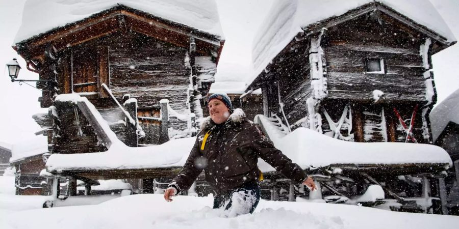 Bis zum Dienstagmorgen gibt es oberhalb von 2000 Metern bis zu einem Meter Neuschnee. Hier in Bellwald VS.