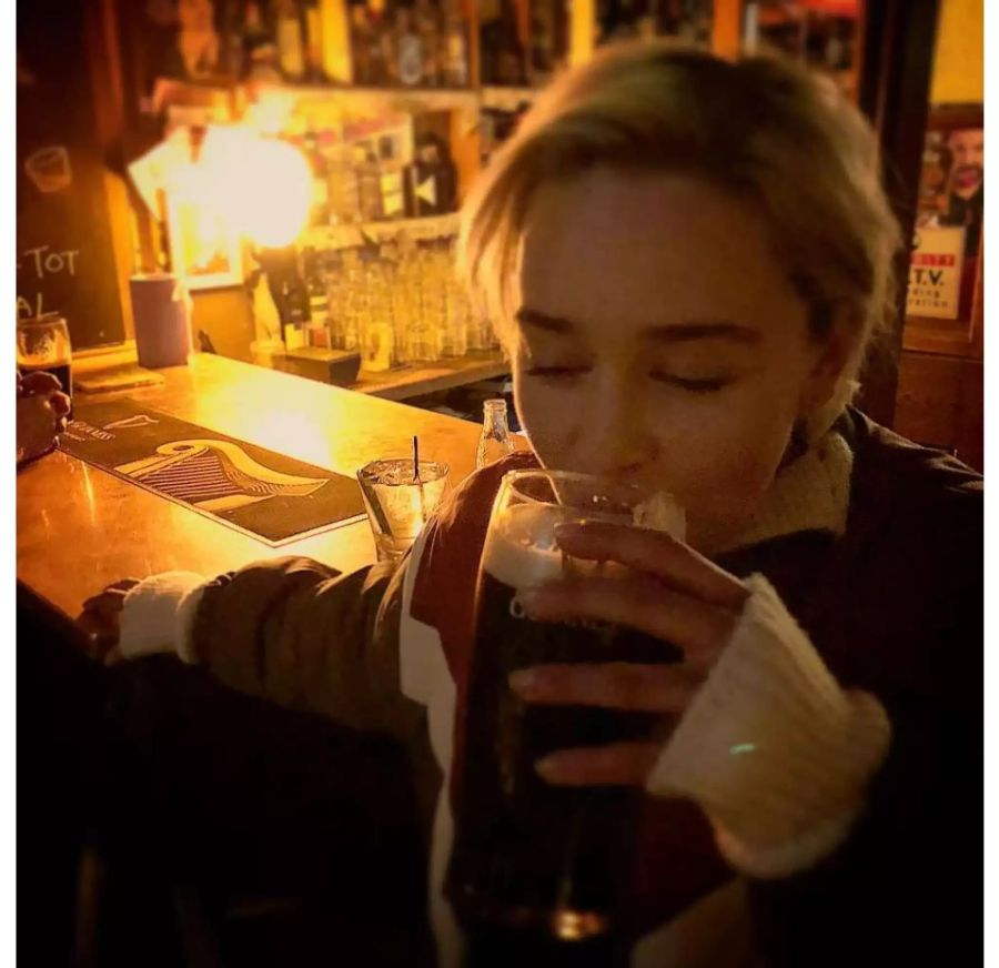 Emilia Clarke darf nun mit einem unbekannten Bieter ein Bier trinken gehen.