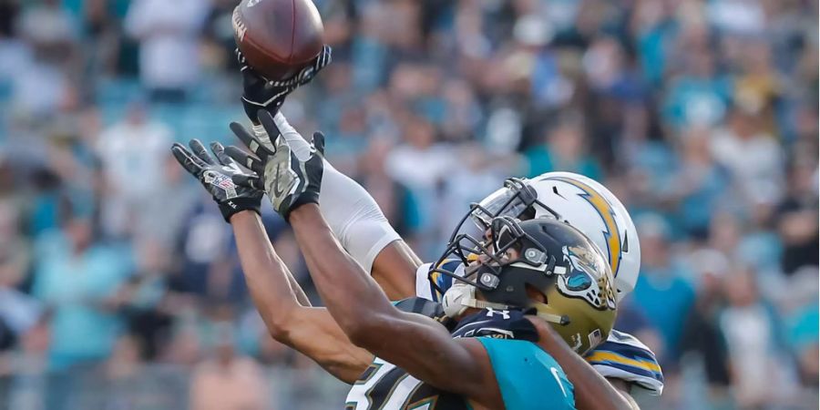 Die Jaguars besiegen die Chargers in der Overtime mit 20:17 und bleiben auf Playoffkurs. Dabei können sie sich auf ihre Defense und ihre Special Teams verlassen: Diesen gelingt ein Touchdown und ein Fake Punt.