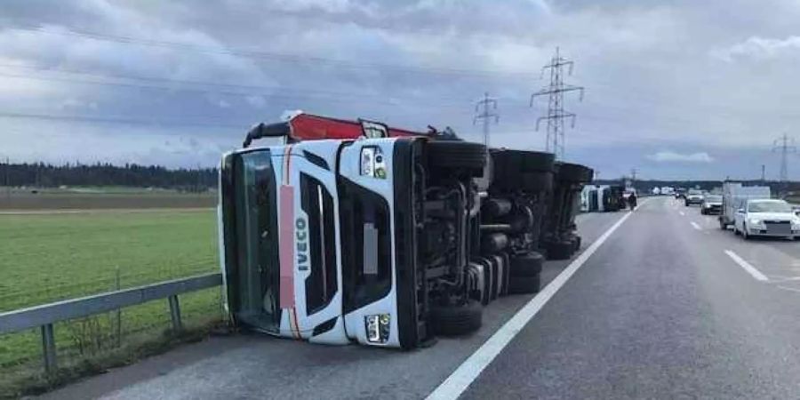 Die A1 musste wegen umgestürzten Fahrzeugen gesperrt werden.