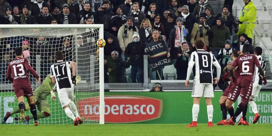 Juves Douglas Costa (verdeckt) tifft zum 1:0 im Derby gegen Torino.