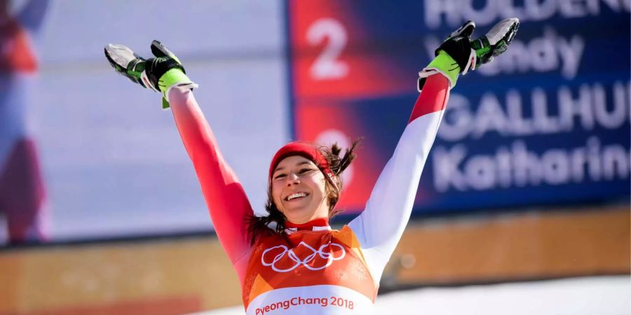 Jubelpose auch bei Wendy Holdener: Sie gewinnt im Slalom die Silbermedaille.