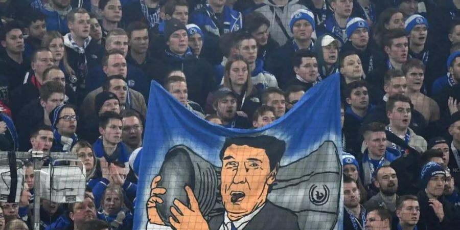 Fans von Schalke trauern mit einem Transparent um den verstorbenen ehemaligen Vereinsmanager Rudi Assauer. Foto: Ina Fassbender