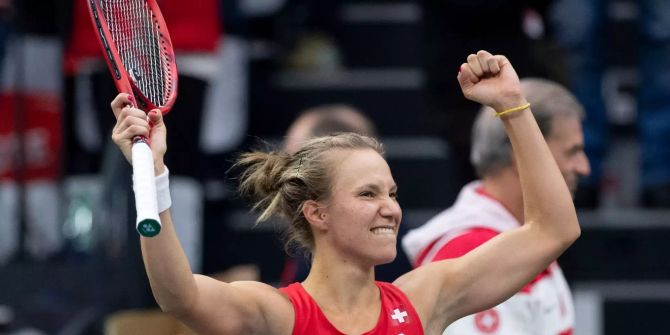 Viktorija Golubic reisst die Arme nach oben.
