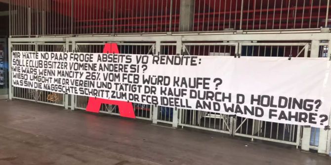 Fans des FC Basel hängen ein Transparent auf.