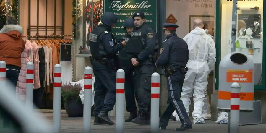 Polizisten steht in der nähe des Tatort in der Wiener City.