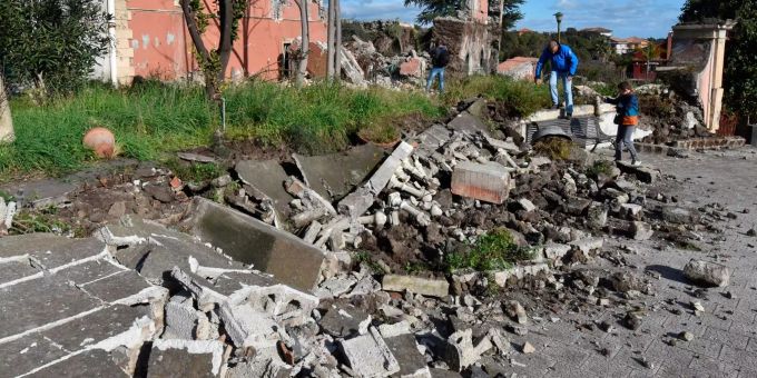 Trümmer liegen vor einem beschädigten Gebäude in Fleri, Sizilien. Ausbruch Ätna