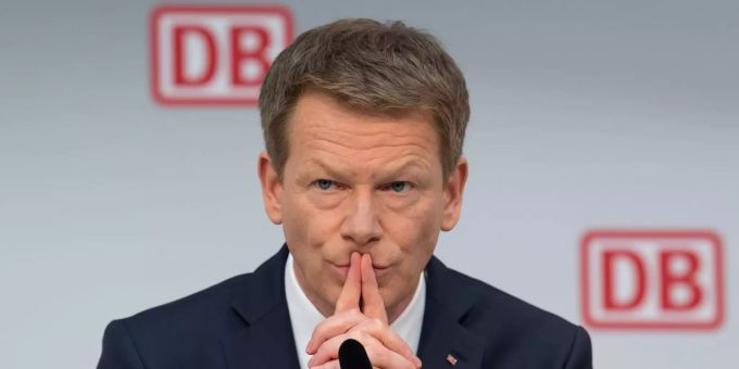 Richard Lutz, Vorstandsvorsitzender DB, hat in einem Brandbrief an die Führungskräfte des Unternehmens eine bessere Zusammenarbeit und strengere Kostenkontrolle angemahnt. Richard Lutz bei einer Pressekonferenz.
