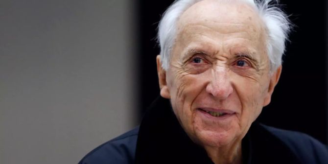 Pierre Soulages bei einer seiner Austellungen in Rodez.