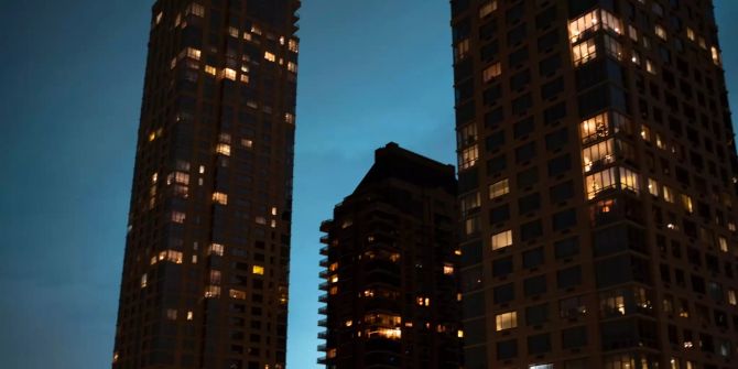 Der Himmel über New York leuchtet blau, gesehen von der Upper West Sid