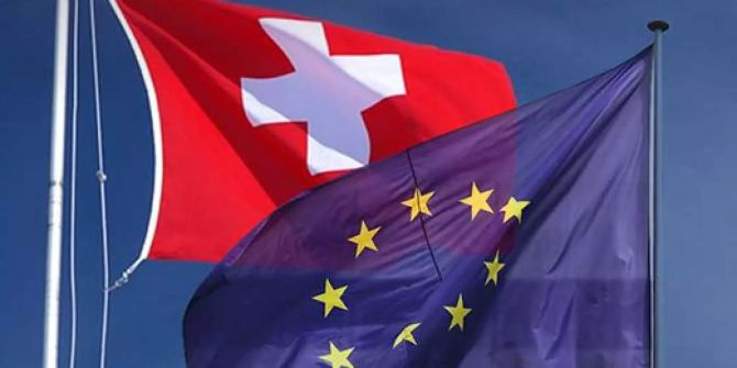 Flaggen der Schweiz und der EU.