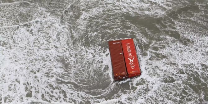 Ein Container schwimmt in der Nordsee.