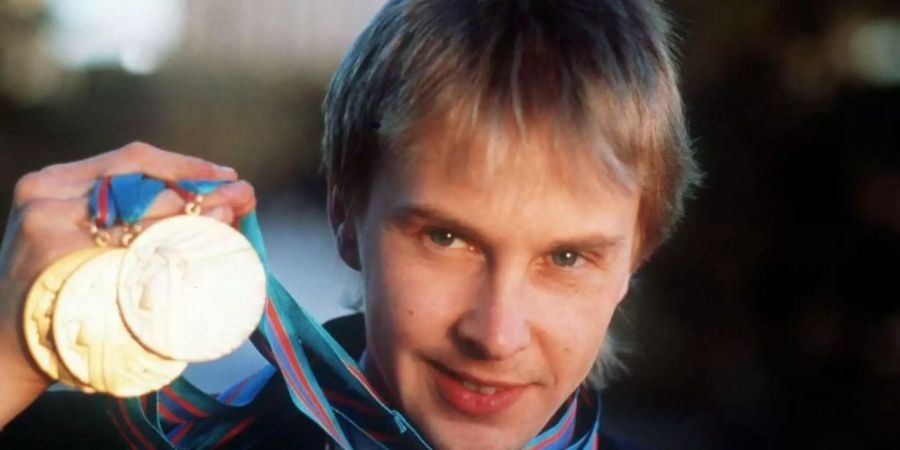 Matti Nykänen im Jahr 1988 mit seinen Olympischen Goldmedaillen aus Calgary. Foto: epa Lehtikuva Martti Kainulainen/A1861_epa_Lehtikuva