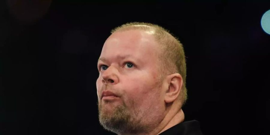 Der niederländische Darts-Spieler Raymond van Barneveld will mit der WM in London abtreten. Foto: Gregor Fischer