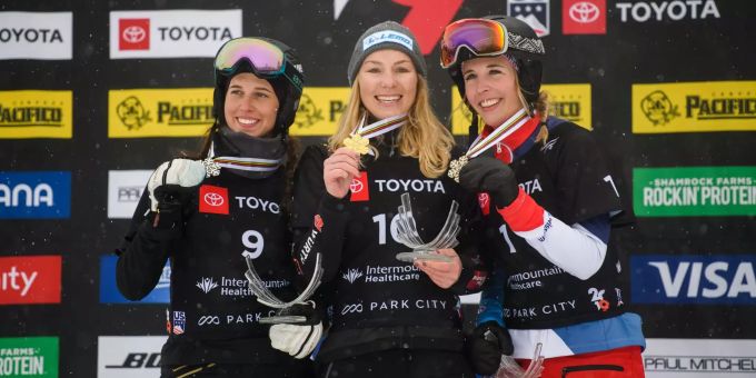 Selina Jörg (M) aus Deutschland jubelt auf dem Podium über ihren Sieg. Neben ihr stehen die Russin Natalia Sobolewa (l, Silber) und Ladina Jenny (Bronze) aus der Schweiz. Snowboard-WM in Park City - Parallel-Riesenslalom