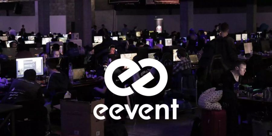 Gamerinnen und Gamer sitzen an der EEvent vor ihren Computern.