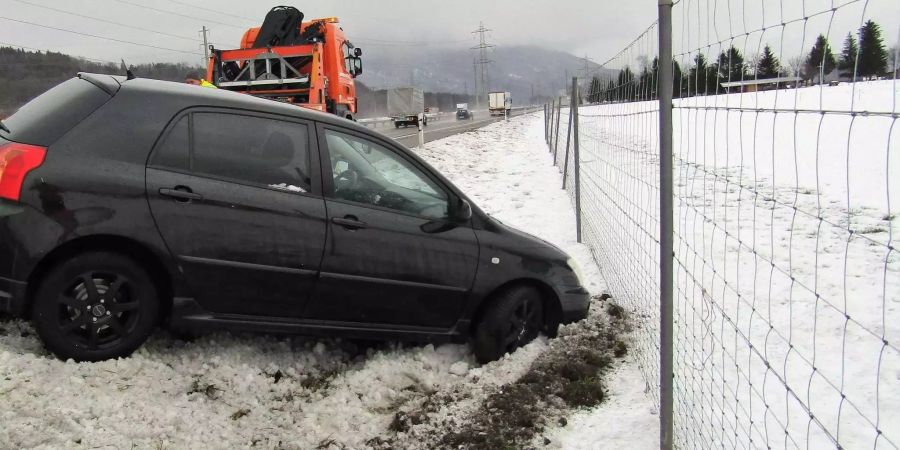 In Benken SG kommt ein Auto von der Autobahn A3 ab. Niemand wurde verletzt.