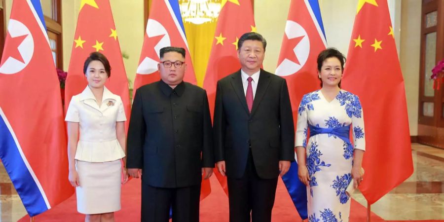 Kim Jong Un mit seiner Frau und Xi Jinping mit seiner Frau.