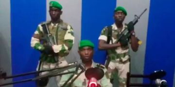 Militärs halten eine Fernsehansprache.