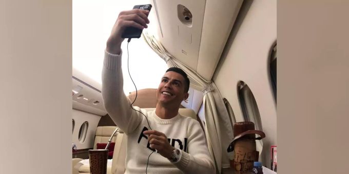 Cristiano Ronaldo macht ein Selfie im Jet. Mit solchen Bildern verdient er eine Menge Geld auf Instagram. Cristiano Ronaldo