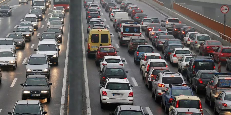 Autos stehen in der serbischen Hauptstadt Belgrad im Stau.