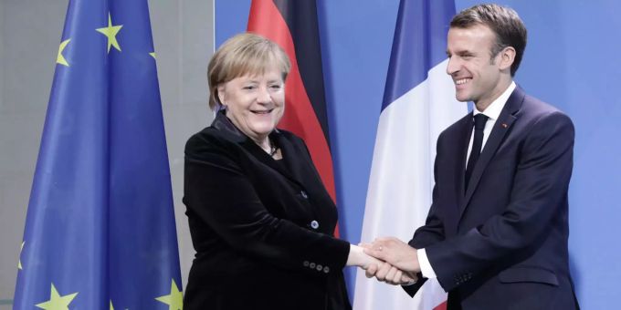 Frankreichs Präsident Emmanuel Macron und Bundeskanzlerin Angela Merkel (CDU) geben sich nach einer gemeinsamen Pressekonferenz die Hände. Frankreichs Präsident Emmanuel Macron und Bundeskanzlerin Angela Merke
