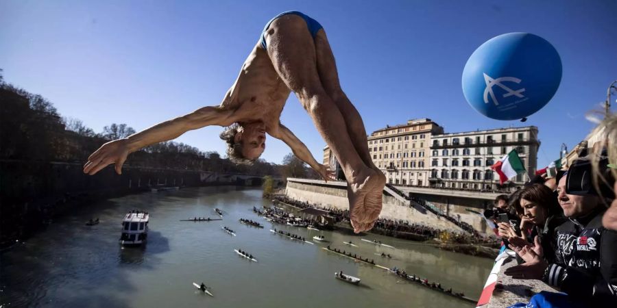 Ein Mann spring von der Brücke in den Tiber.