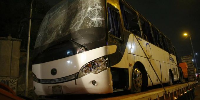 Bei einer Bombenexplosion in der Nähe der Pyramiden von Gizeh in Ägypten sindam Freitag vier Menschen getötet worden. Anschlag auf Touristenbus