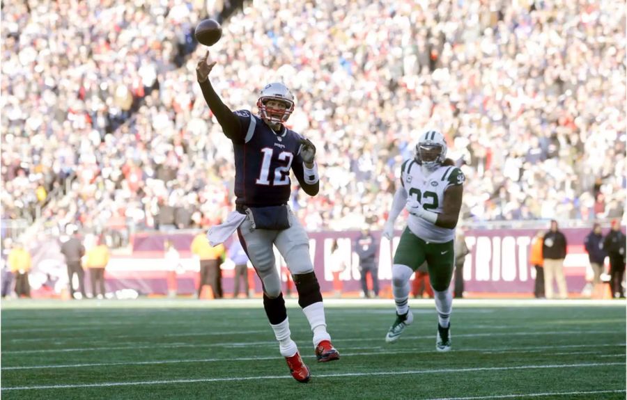 Mit einem lockeren 38:3-Sieg gegen die New York Jets sichern sich die Patriots um Star-QB Tom Brady den Sieg in der Divison – und damit das wichtige Bye. Brady gelingen starke vier Touchdown-Pässe.