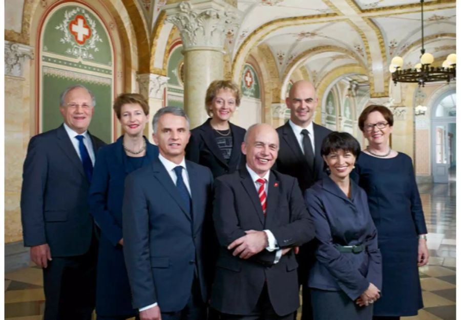 Der Gesamtbundesrat 2013 (von links nach rechts): Bundesrat Johann N. Schneider-Ammann, Bundesrätin Eveline Widmer-Schlumpf, Bundesrätin Simonetta Sommaruga, Didier Burkhalter (Vizepräsident), Bundesrätin Doris Leuthard, Bundespräsident Ueli Maurer, Bundesrat Alain Berset, Bundeskanzlerin Corina Casanova.