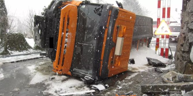 Ein Salzstreuwagen kippte um.