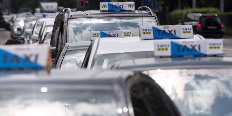 Angestellte Taxifahrer dürfen sich in Zukunft auf Sozialleistungen von ihren Agenturen freuen.