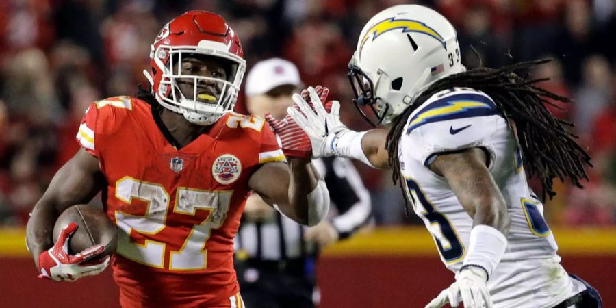 Die Kansas City Chiefs finden genau zum richtigen Zeitpunkt wieder in die Spur. Gegen die formstarken Los Angeles Chargers gewinnen sie das Spitzenspiel mit 30:13. Nach einer vereinsinternen Matchsperre meldet sich Star-Cornerback Marcus Peters mit zwei Turnovers zurück. Offensiv macht Kareem Hunt über 200 Yards.