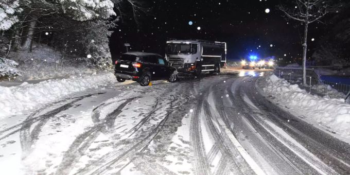 Rutschpartie auf Schweizer Strasse wie hier in Engelburg SG. Rutschpartie auf Schweizer Strasse wie hier in Engelburg SG.