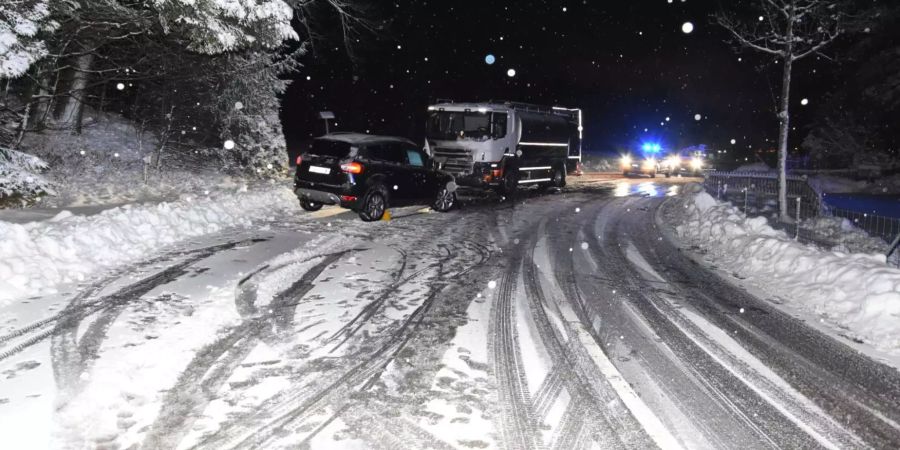 Rutschpartie auf Schweizer Strasse wie hier in Engelburg SG.