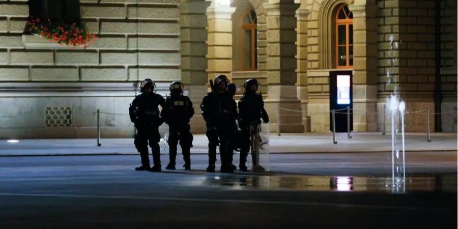 Ab sofort gilt für Sicherheitsleute beim Bundeshaus: Keine Küsschen zur Begrüssung mehr.