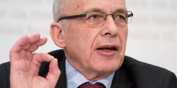 Die Eidgenössische Finanzkontrolle bezweifelt, dass die Rückstellungen von Bundesrat Ueli Maurer von zwei Milliarden Franken in der Rechnung 2017 legal waren. Die Eidgenössische Finanzkontrolle bezweifelt, dass die Rückstellungen von Bundesrat Ueli Maurer von zwei Milliarden Franken in der Rechnung 2017 legal waren.