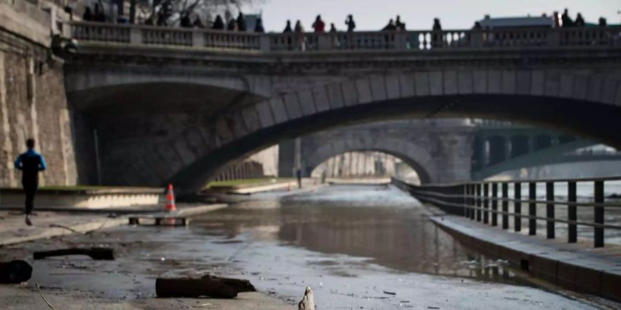 Paris legt 60-Punkte-Plan gegen islamistische Radikalisierung vor.