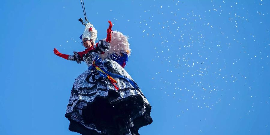 Elisa Costantini, als Engel verkleidet, schwebt beim Karneval in Venedig auf den Markusplatz.