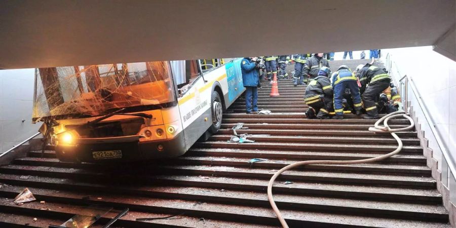 Der Bus stoppte erst, als er in die Decke der Unterführung fuhr.