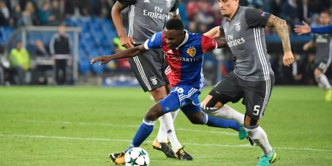 Dimitri Oberlin im Einsatz gegen Benfica Lissabon. Dimitri Oberlin im Einsatz gegen Benfica Lissabon.