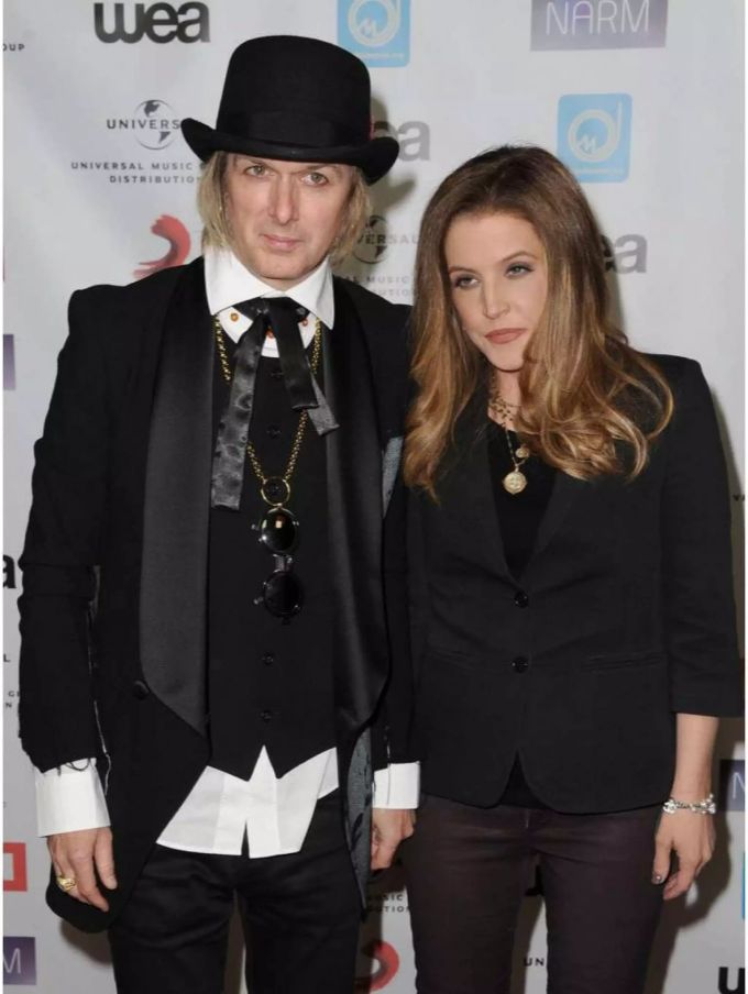 Lisa Marie Presley und Michael Lockwood sind mitten in einem erbitterten Rosenkrieg. Lisa Marie Presley