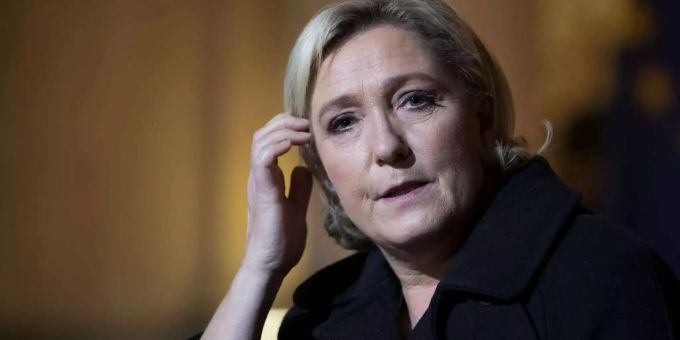 Le Pen könnten bis zu drei Jahre Gefängnis wegen Verbreitung von Gewaltbotschaften drohen. Le Pen könnten bis zu drei Jahre Gefängnis wegen Verbreitung von Gewaltbotschaften drohen.