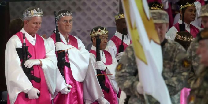 Die Kirche hat ihre Mitglieder dazu aufgefordert Waffen in die Zeremonie mitzunehmen, um zu zeigen, dass sie an das Recht Waffen zu besitzen, glauben. Die Kirche hat ihre Mitglieder dazu aufgefordert Waffen in die Zeremonie mitzunehmen, um zu zeigen, dass sie an das Recht Waffen zu besitzen, glauben.