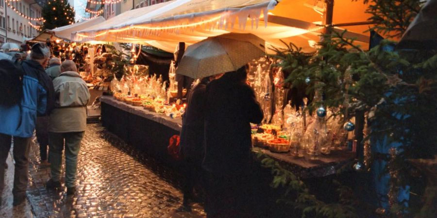 Der grösste Weihnachtsmarkt der Schweiz in Bremgarten AG hat dieses Jahr aufgerüstet, um die Besucher und die Standbetreiber zu schützen (Archivbild).